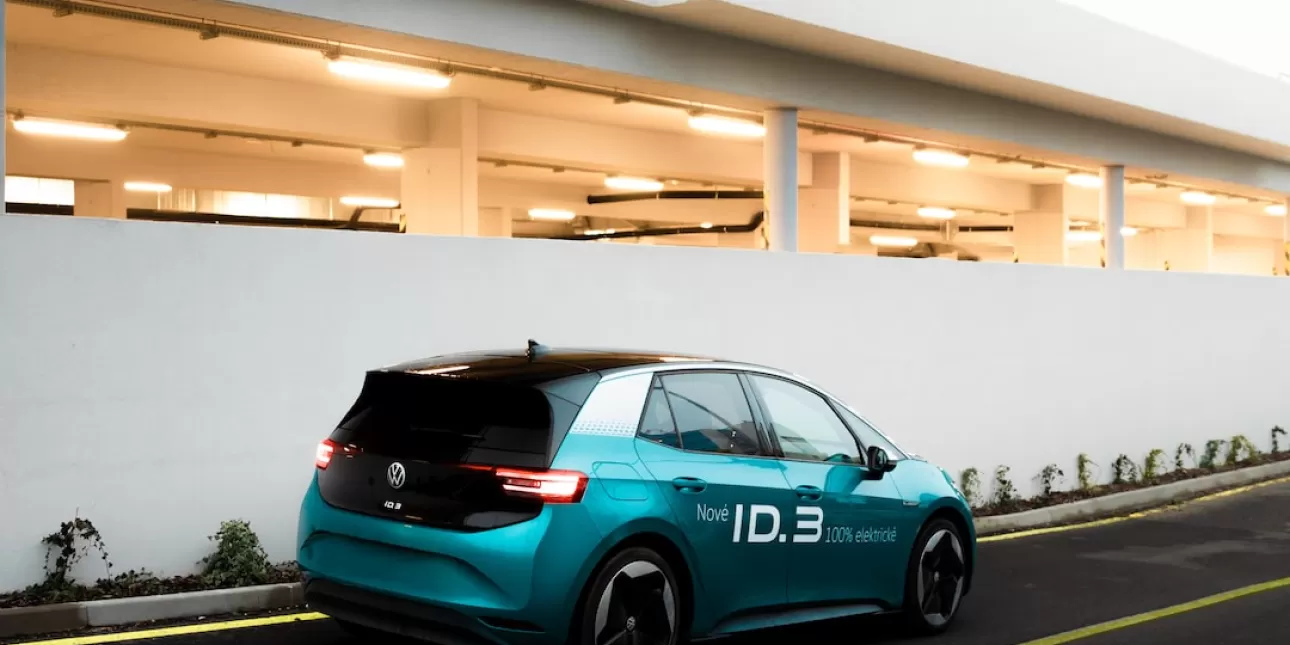 Električni auto Volkswagen (FOTO: Martin Katler from Stock, 2023.)

• električni auti, električna vozila, Volkswagen